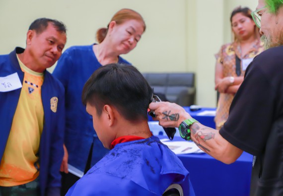 ภาพกิจกรรม  คณะวิทยาศาสตร์และเทคโนโลยี จัดกิจกรรมการอบรมเชิงปฏิบัติการ เรื่อง การเป็นช่างตัดผมอย่างมืออาชีพ ตามโครงการพัฒนาคุณภาพชีวิตและยกระดับเศรษฐกิจฐานราก