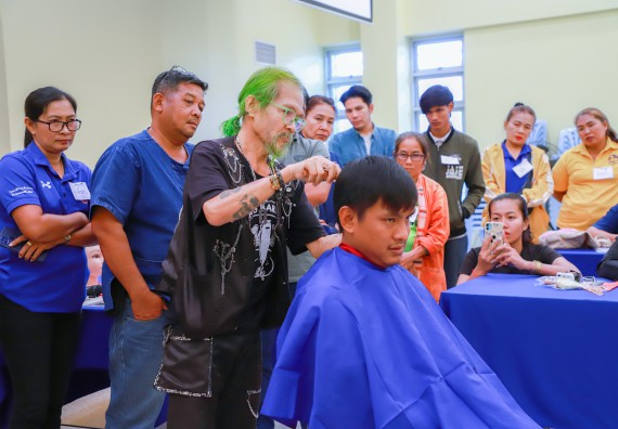 ภาพกิจกรรม  คณะวิทยาศาสตร์และเทคโนโลยี จัดกิจกรรมการอบรมเชิงปฏิบัติการ เรื่อง การเป็นช่างตัดผมอย่างมืออาชีพ ตามโครงการพัฒนาคุณภาพชีวิตและยกระดับเศรษฐกิจฐานราก