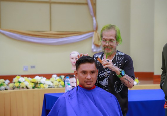 ภาพกิจกรรม  คณะวิทยาศาสตร์และเทคโนโลยี จัดกิจกรรมการอบรมเชิงปฏิบัติการ เรื่อง การเป็นช่างตัดผมอย่างมืออาชีพ ตามโครงการพัฒนาคุณภาพชีวิตและยกระดับเศรษฐกิจฐานราก