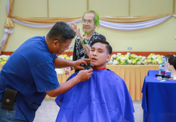 ภาพกิจกรรม  คณะวิทยาศาสตร์และเทคโนโลยี จัดกิจกรรมการอบรมเชิงปฏิบัติการ เรื่อง การเป็นช่างตัดผมอย่างมืออาชีพ ตามโครงการพัฒนาคุณภาพชีวิตและยกระดับเศรษฐกิจฐานราก