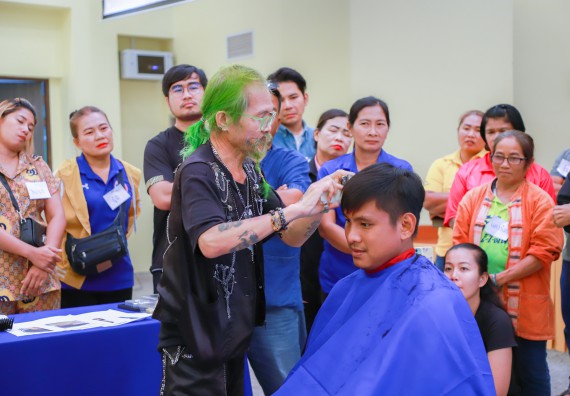 ภาพกิจกรรม  คณะวิทยาศาสตร์และเทคโนโลยี จัดกิจกรรมการอบรมเชิงปฏิบัติการ เรื่อง การเป็นช่างตัดผมอย่างมืออาชีพ ตามโครงการพัฒนาคุณภาพชีวิตและยกระดับเศรษฐกิจฐานราก