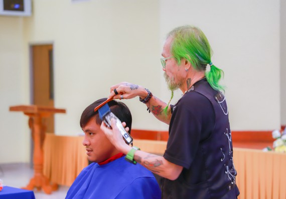 ภาพกิจกรรม  คณะวิทยาศาสตร์และเทคโนโลยี จัดกิจกรรมการอบรมเชิงปฏิบัติการ เรื่อง การเป็นช่างตัดผมอย่างมืออาชีพ ตามโครงการพัฒนาคุณภาพชีวิตและยกระดับเศรษฐกิจฐานราก