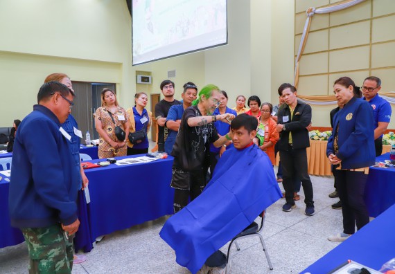 ภาพกิจกรรม  คณะวิทยาศาสตร์และเทคโนโลยี จัดกิจกรรมการอบรมเชิงปฏิบัติการ เรื่อง การเป็นช่างตัดผมอย่างมืออาชีพ ตามโครงการพัฒนาคุณภาพชีวิตและยกระดับเศรษฐกิจฐานราก
