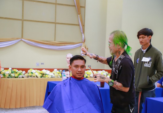 ภาพกิจกรรม  คณะวิทยาศาสตร์และเทคโนโลยี จัดกิจกรรมการอบรมเชิงปฏิบัติการ เรื่อง การเป็นช่างตัดผมอย่างมืออาชีพ ตามโครงการพัฒนาคุณภาพชีวิตและยกระดับเศรษฐกิจฐานราก
