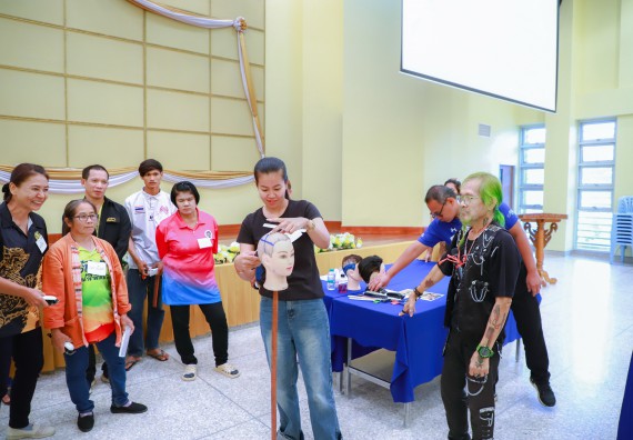 ภาพกิจกรรม  คณะวิทยาศาสตร์และเทคโนโลยี จัดกิจกรรมการอบรมเชิงปฏิบัติการ เรื่อง การเป็นช่างตัดผมอย่างมืออาชีพ ตามโครงการพัฒนาคุณภาพชีวิตและยกระดับเศรษฐกิจฐานราก