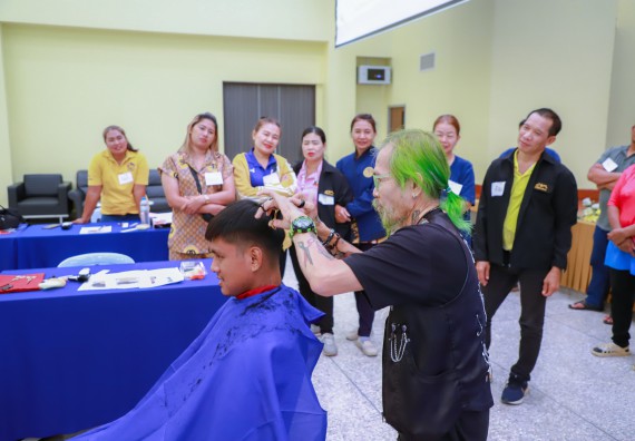ภาพกิจกรรม  คณะวิทยาศาสตร์และเทคโนโลยี จัดกิจกรรมการอบรมเชิงปฏิบัติการ เรื่อง การเป็นช่างตัดผมอย่างมืออาชีพ ตามโครงการพัฒนาคุณภาพชีวิตและยกระดับเศรษฐกิจฐานราก