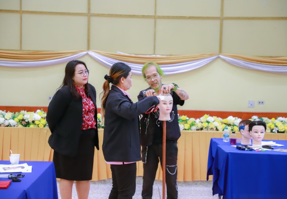 ภาพกิจกรรม  คณะวิทยาศาสตร์และเทคโนโลยี จัดกิจกรรมการอบรมเชิงปฏิบัติการ เรื่อง การเป็นช่างตัดผมอย่างมืออาชีพ ตามโครงการพัฒนาคุณภาพชีวิตและยกระดับเศรษฐกิจฐานราก