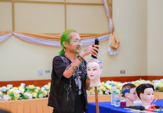 ภาพกิจกรรม  คณะวิทยาศาสตร์และเทคโนโลยี จัดกิจกรรมการอบรมเชิงปฏิบัติการ เรื่อง การเป็นช่างตัดผมอย่างมืออาชีพ ตามโครงการพัฒนาคุณภาพชีวิตและยกระดับเศรษฐกิจฐานราก