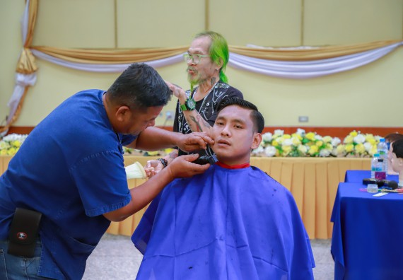 ภาพกิจกรรม  คณะวิทยาศาสตร์และเทคโนโลยี จัดกิจกรรมการอบรมเชิงปฏิบัติการ เรื่อง การเป็นช่างตัดผมอย่างมืออาชีพ ตามโครงการพัฒนาคุณภาพชีวิตและยกระดับเศรษฐกิจฐานราก