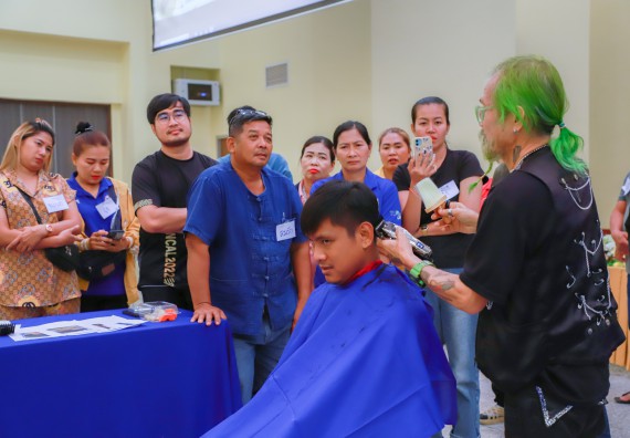 ภาพกิจกรรม  คณะวิทยาศาสตร์และเทคโนโลยี จัดกิจกรรมการอบรมเชิงปฏิบัติการ เรื่อง การเป็นช่างตัดผมอย่างมืออาชีพ ตามโครงการพัฒนาคุณภาพชีวิตและยกระดับเศรษฐกิจฐานราก