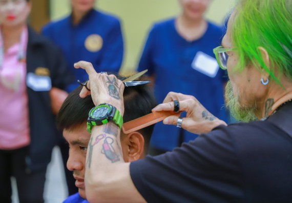 ภาพกิจกรรม  คณะวิทยาศาสตร์และเทคโนโลยี จัดกิจกรรมการอบรมเชิงปฏิบัติการ เรื่อง การเป็นช่างตัดผมอย่างมืออาชีพ ตามโครงการพัฒนาคุณภาพชีวิตและยกระดับเศรษฐกิจฐานราก