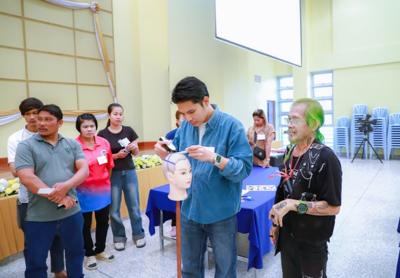 ภาพกิจกรรม  คณะวิทยาศาสตร์และเทคโนโลยี จัดกิจกรรมการอบรมเชิงปฏิบัติการ เรื่อง การเป็นช่างตัดผมอย่างมืออาชีพ ตามโครงการพัฒนาคุณภาพชีวิตและยกระดับเศรษฐกิจฐานราก