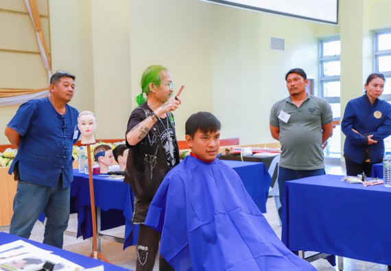 ภาพกิจกรรม  คณะวิทยาศาสตร์และเทคโนโลยี จัดกิจกรรมการอบรมเชิงปฏิบัติการ เรื่อง การเป็นช่างตัดผมอย่างมืออาชีพ ตามโครงการพัฒนาคุณภาพชีวิตและยกระดับเศรษฐกิจฐานราก