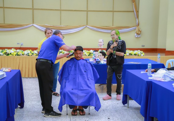 ภาพกิจกรรม  คณะวิทยาศาสตร์และเทคโนโลยี จัดกิจกรรมการอบรมเชิงปฏิบัติการ เรื่อง การเป็นช่างตัดผมอย่างมืออาชีพ ตามโครงการพัฒนาคุณภาพชีวิตและยกระดับเศรษฐกิจฐานราก