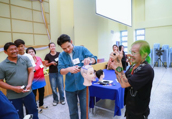 ภาพกิจกรรม  คณะวิทยาศาสตร์และเทคโนโลยี จัดกิจกรรมการอบรมเชิงปฏิบัติการ เรื่อง การเป็นช่างตัดผมอย่างมืออาชีพ ตามโครงการพัฒนาคุณภาพชีวิตและยกระดับเศรษฐกิจฐานราก