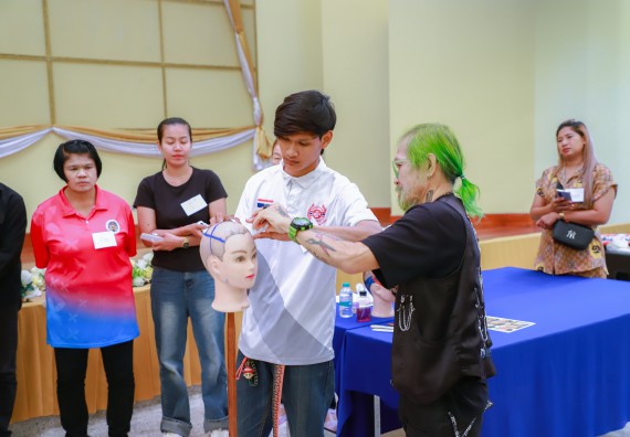 ภาพกิจกรรม  คณะวิทยาศาสตร์และเทคโนโลยี จัดกิจกรรมการอบรมเชิงปฏิบัติการ เรื่อง การเป็นช่างตัดผมอย่างมืออาชีพ ตามโครงการพัฒนาคุณภาพชีวิตและยกระดับเศรษฐกิจฐานราก