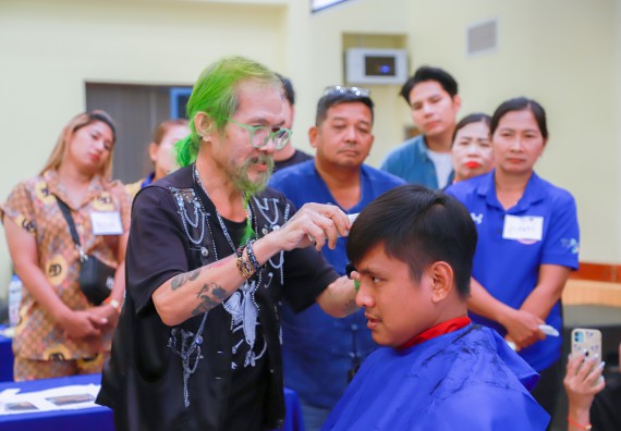 ภาพกิจกรรม  คณะวิทยาศาสตร์และเทคโนโลยี จัดกิจกรรมการอบรมเชิงปฏิบัติการ เรื่อง การเป็นช่างตัดผมอย่างมืออาชีพ ตามโครงการพัฒนาคุณภาพชีวิตและยกระดับเศรษฐกิจฐานราก