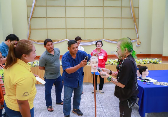 ภาพกิจกรรม  คณะวิทยาศาสตร์และเทคโนโลยี จัดกิจกรรมการอบรมเชิงปฏิบัติการ เรื่อง การเป็นช่างตัดผมอย่างมืออาชีพ ตามโครงการพัฒนาคุณภาพชีวิตและยกระดับเศรษฐกิจฐานราก