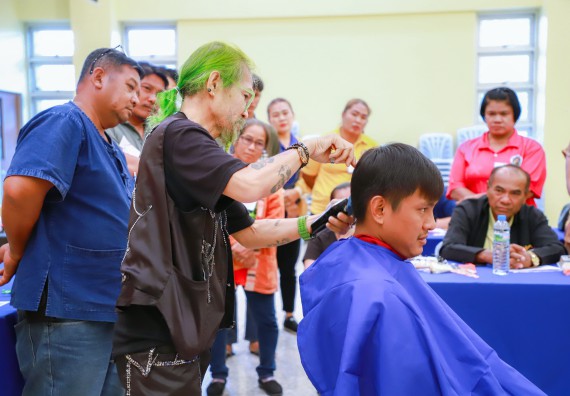 ภาพกิจกรรม  คณะวิทยาศาสตร์และเทคโนโลยี จัดกิจกรรมการอบรมเชิงปฏิบัติการ เรื่อง การเป็นช่างตัดผมอย่างมืออาชีพ ตามโครงการพัฒนาคุณภาพชีวิตและยกระดับเศรษฐกิจฐานราก