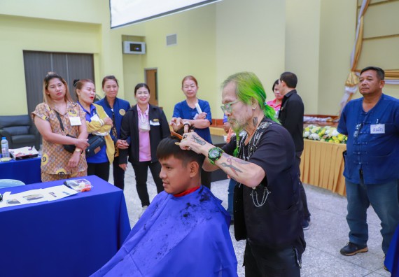 ภาพกิจกรรม  คณะวิทยาศาสตร์และเทคโนโลยี จัดกิจกรรมการอบรมเชิงปฏิบัติการ เรื่อง การเป็นช่างตัดผมอย่างมืออาชีพ ตามโครงการพัฒนาคุณภาพชีวิตและยกระดับเศรษฐกิจฐานราก