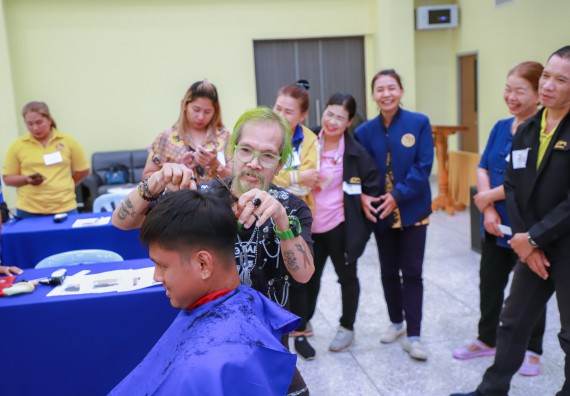 ภาพกิจกรรม  คณะวิทยาศาสตร์และเทคโนโลยี จัดกิจกรรมการอบรมเชิงปฏิบัติการ เรื่อง การเป็นช่างตัดผมอย่างมืออาชีพ ตามโครงการพัฒนาคุณภาพชีวิตและยกระดับเศรษฐกิจฐานราก