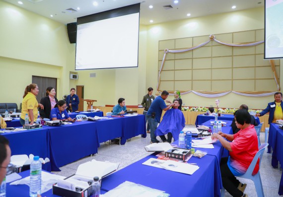 ภาพกิจกรรม  คณะวิทยาศาสตร์และเทคโนโลยี จัดกิจกรรมการอบรมเชิงปฏิบัติการ เรื่อง การเป็นช่างตัดผมอย่างมืออาชีพ ตามโครงการพัฒนาคุณภาพชีวิตและยกระดับเศรษฐกิจฐานราก