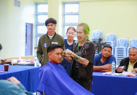ภาพกิจกรรม  คณะวิทยาศาสตร์และเทคโนโลยี จัดกิจกรรมการอบรมเชิงปฏิบัติการ เรื่อง การเป็นช่างตัดผมอย่างมืออาชีพ ตามโครงการพัฒนาคุณภาพชีวิตและยกระดับเศรษฐกิจฐานราก
