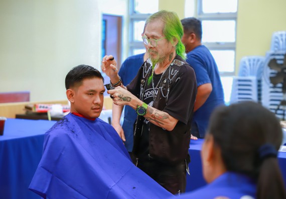 ภาพกิจกรรม  คณะวิทยาศาสตร์และเทคโนโลยี จัดกิจกรรมการอบรมเชิงปฏิบัติการ เรื่อง การเป็นช่างตัดผมอย่างมืออาชีพ ตามโครงการพัฒนาคุณภาพชีวิตและยกระดับเศรษฐกิจฐานราก