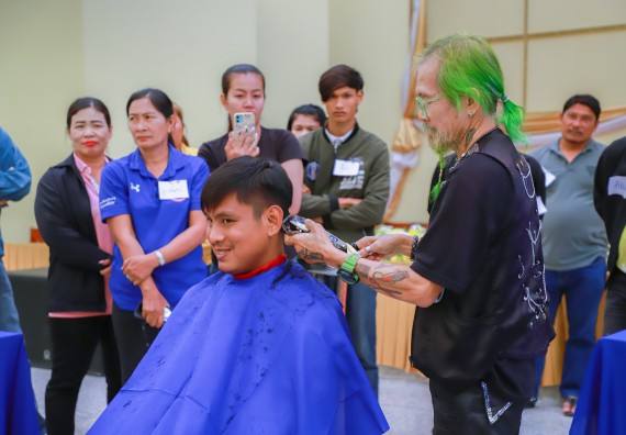 ภาพกิจกรรม  คณะวิทยาศาสตร์และเทคโนโลยี จัดกิจกรรมการอบรมเชิงปฏิบัติการ เรื่อง การเป็นช่างตัดผมอย่างมืออาชีพ ตามโครงการพัฒนาคุณภาพชีวิตและยกระดับเศรษฐกิจฐานราก