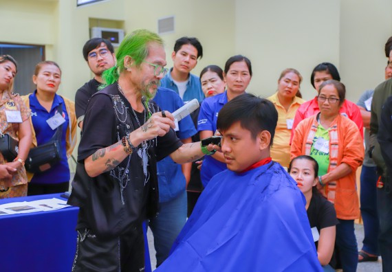 ภาพกิจกรรม  คณะวิทยาศาสตร์และเทคโนโลยี จัดกิจกรรมการอบรมเชิงปฏิบัติการ เรื่อง การเป็นช่างตัดผมอย่างมืออาชีพ ตามโครงการพัฒนาคุณภาพชีวิตและยกระดับเศรษฐกิจฐานราก