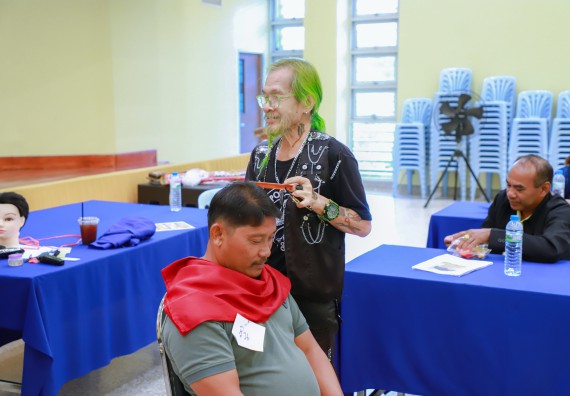 ภาพกิจกรรม  คณะวิทยาศาสตร์และเทคโนโลยี จัดกิจกรรมการอบรมเชิงปฏิบัติการ เรื่อง การเป็นช่างตัดผมอย่างมืออาชีพ ตามโครงการพัฒนาคุณภาพชีวิตและยกระดับเศรษฐกิจฐานราก