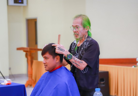 ภาพกิจกรรม  คณะวิทยาศาสตร์และเทคโนโลยี จัดกิจกรรมการอบรมเชิงปฏิบัติการ เรื่อง การเป็นช่างตัดผมอย่างมืออาชีพ ตามโครงการพัฒนาคุณภาพชีวิตและยกระดับเศรษฐกิจฐานราก