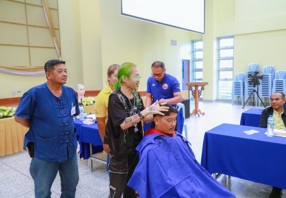 ภาพกิจกรรม  คณะวิทยาศาสตร์และเทคโนโลยี จัดกิจกรรมการอบรมเชิงปฏิบัติการ เรื่อง การเป็นช่างตัดผมอย่างมืออาชีพ ตามโครงการพัฒนาคุณภาพชีวิตและยกระดับเศรษฐกิจฐานราก