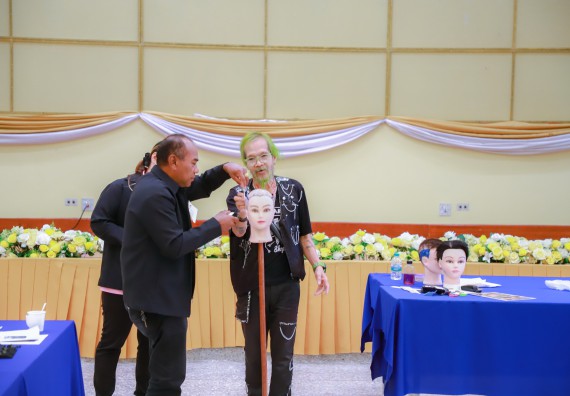ภาพกิจกรรม  คณะวิทยาศาสตร์และเทคโนโลยี จัดกิจกรรมการอบรมเชิงปฏิบัติการ เรื่อง การเป็นช่างตัดผมอย่างมืออาชีพ ตามโครงการพัฒนาคุณภาพชีวิตและยกระดับเศรษฐกิจฐานราก