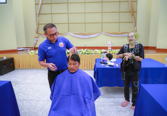 ภาพกิจกรรม  คณะวิทยาศาสตร์และเทคโนโลยี จัดกิจกรรมการอบรมเชิงปฏิบัติการ เรื่อง การเป็นช่างตัดผมอย่างมืออาชีพ ตามโครงการพัฒนาคุณภาพชีวิตและยกระดับเศรษฐกิจฐานราก