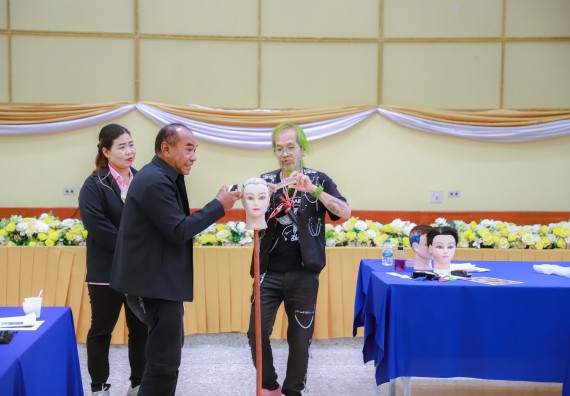 ภาพกิจกรรม  คณะวิทยาศาสตร์และเทคโนโลยี จัดกิจกรรมการอบรมเชิงปฏิบัติการ เรื่อง การเป็นช่างตัดผมอย่างมืออาชีพ ตามโครงการพัฒนาคุณภาพชีวิตและยกระดับเศรษฐกิจฐานราก