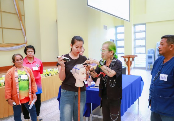 ภาพกิจกรรม  คณะวิทยาศาสตร์และเทคโนโลยี จัดกิจกรรมการอบรมเชิงปฏิบัติการ เรื่อง การเป็นช่างตัดผมอย่างมืออาชีพ ตามโครงการพัฒนาคุณภาพชีวิตและยกระดับเศรษฐกิจฐานราก