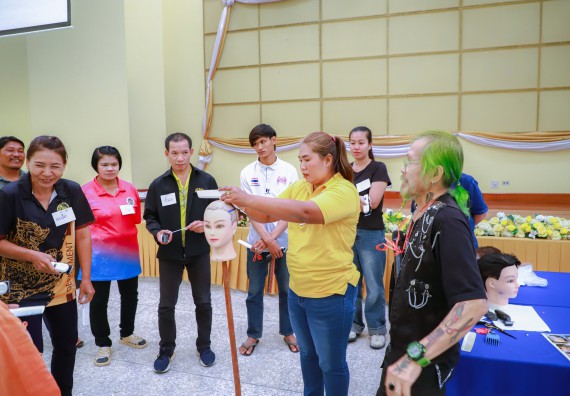 ภาพกิจกรรม  คณะวิทยาศาสตร์และเทคโนโลยี จัดกิจกรรมการอบรมเชิงปฏิบัติการ เรื่อง การเป็นช่างตัดผมอย่างมืออาชีพ ตามโครงการพัฒนาคุณภาพชีวิตและยกระดับเศรษฐกิจฐานราก