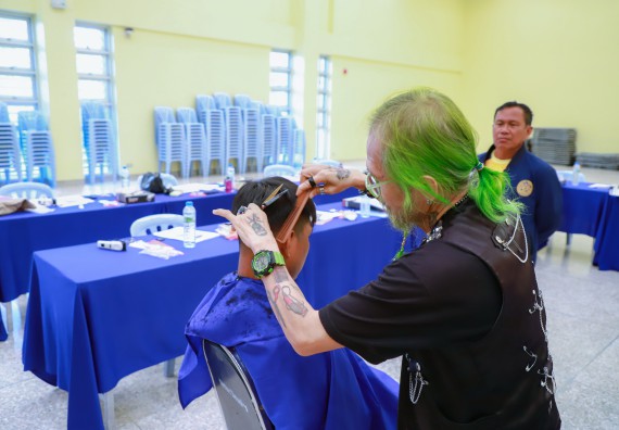 ภาพกิจกรรม  คณะวิทยาศาสตร์และเทคโนโลยี จัดกิจกรรมการอบรมเชิงปฏิบัติการ เรื่อง การเป็นช่างตัดผมอย่างมืออาชีพ ตามโครงการพัฒนาคุณภาพชีวิตและยกระดับเศรษฐกิจฐานราก