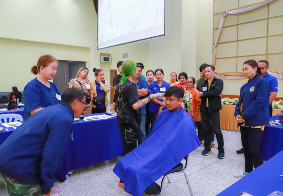 ภาพกิจกรรม  คณะวิทยาศาสตร์และเทคโนโลยี จัดกิจกรรมการอบรมเชิงปฏิบัติการ เรื่อง การเป็นช่างตัดผมอย่างมืออาชีพ ตามโครงการพัฒนาคุณภาพชีวิตและยกระดับเศรษฐกิจฐานราก