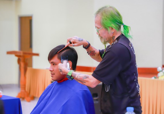 ภาพกิจกรรม  คณะวิทยาศาสตร์และเทคโนโลยี จัดกิจกรรมการอบรมเชิงปฏิบัติการ เรื่อง การเป็นช่างตัดผมอย่างมืออาชีพ ตามโครงการพัฒนาคุณภาพชีวิตและยกระดับเศรษฐกิจฐานราก