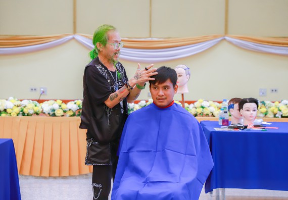 ภาพกิจกรรม  คณะวิทยาศาสตร์และเทคโนโลยี จัดกิจกรรมการอบรมเชิงปฏิบัติการ เรื่อง การเป็นช่างตัดผมอย่างมืออาชีพ ตามโครงการพัฒนาคุณภาพชีวิตและยกระดับเศรษฐกิจฐานราก