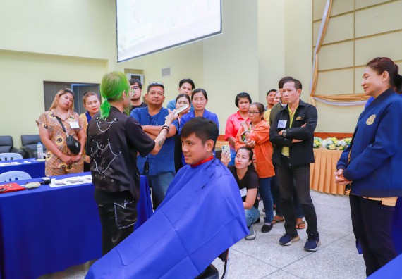 ภาพกิจกรรม  คณะวิทยาศาสตร์และเทคโนโลยี จัดกิจกรรมการอบรมเชิงปฏิบัติการ เรื่อง การเป็นช่างตัดผมอย่างมืออาชีพ ตามโครงการพัฒนาคุณภาพชีวิตและยกระดับเศรษฐกิจฐานราก