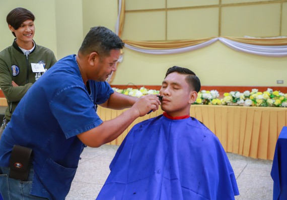 ภาพกิจกรรม  คณะวิทยาศาสตร์และเทคโนโลยี จัดกิจกรรมการอบรมเชิงปฏิบัติการ เรื่อง การเป็นช่างตัดผมอย่างมืออาชีพ ตามโครงการพัฒนาคุณภาพชีวิตและยกระดับเศรษฐกิจฐานราก