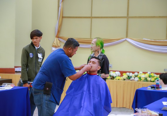 ภาพกิจกรรม  คณะวิทยาศาสตร์และเทคโนโลยี จัดกิจกรรมการอบรมเชิงปฏิบัติการ เรื่อง การเป็นช่างตัดผมอย่างมืออาชีพ ตามโครงการพัฒนาคุณภาพชีวิตและยกระดับเศรษฐกิจฐานราก