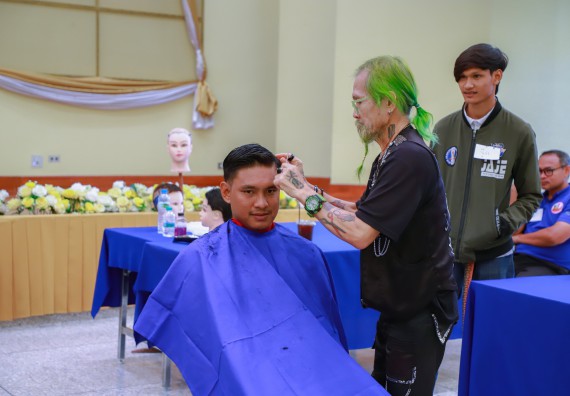 ภาพกิจกรรม  คณะวิทยาศาสตร์และเทคโนโลยี จัดกิจกรรมการอบรมเชิงปฏิบัติการ เรื่อง การเป็นช่างตัดผมอย่างมืออาชีพ ตามโครงการพัฒนาคุณภาพชีวิตและยกระดับเศรษฐกิจฐานราก