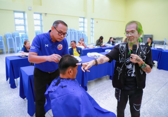 ภาพกิจกรรม  คณะวิทยาศาสตร์และเทคโนโลยี จัดกิจกรรมการอบรมเชิงปฏิบัติการ เรื่อง การเป็นช่างตัดผมอย่างมืออาชีพ ตามโครงการพัฒนาคุณภาพชีวิตและยกระดับเศรษฐกิจฐานราก