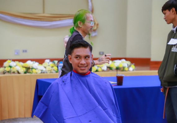 ภาพกิจกรรม  คณะวิทยาศาสตร์และเทคโนโลยี จัดกิจกรรมการอบรมเชิงปฏิบัติการ เรื่อง การเป็นช่างตัดผมอย่างมืออาชีพ ตามโครงการพัฒนาคุณภาพชีวิตและยกระดับเศรษฐกิจฐานราก