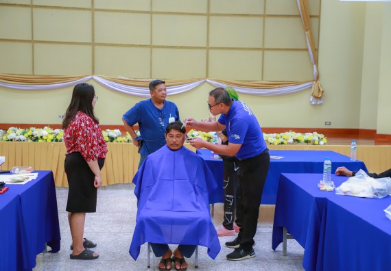 ภาพกิจกรรม  คณะวิทยาศาสตร์และเทคโนโลยี จัดกิจกรรมการอบรมเชิงปฏิบัติการ เรื่อง การเป็นช่างตัดผมอย่างมืออาชีพ ตามโครงการพัฒนาคุณภาพชีวิตและยกระดับเศรษฐกิจฐานราก