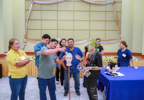 ภาพกิจกรรม  คณะวิทยาศาสตร์และเทคโนโลยี จัดกิจกรรมการอบรมเชิงปฏิบัติการ เรื่อง การเป็นช่างตัดผมอย่างมืออาชีพ ตามโครงการพัฒนาคุณภาพชีวิตและยกระดับเศรษฐกิจฐานราก